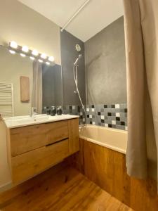 a bathroom with a tub and a sink and a bath tub at Orrianes'home in Les Orres +6 photos