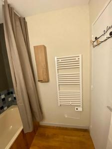 a bathroom with a window and a bath tub at Orrianes'home in Les Orres