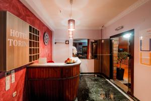 una habitación de hotel con un bar en el vestíbulo en Hotel Torini, en Parga