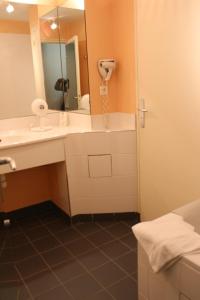 Hotel Le Saint Aubin tesisinde bir banyo