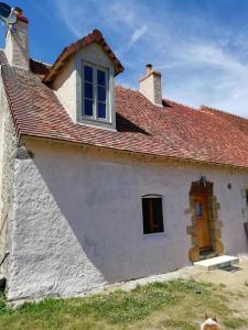 Casa blanca con techo rojo en Chez Pastuso, en Brigueuil-le-Chantre