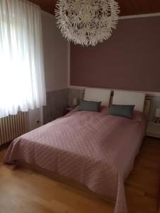 sypialnia z dużym łóżkiem i żyrandolem w obiekcie HideOut w mieście Monschau