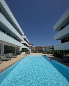 una piscina en medio de un edificio en Astarti Studios, en Leptokarya