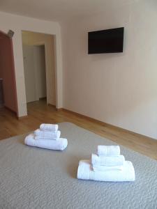 A television and/or entertainment centre at Affittacamere SveMilla