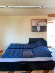 Bett in einem Schlafzimmer mit blauer Decke in der Unterkunft Jakócs szállása in Balatonfüred
