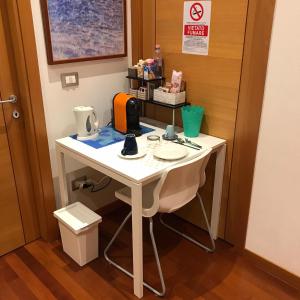 a small white desk in a room at Bed and Breakfast Villa Sofia in Ponzano Veneto