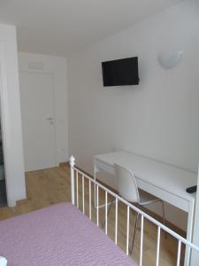 A television and/or entertainment centre at Affittacamere SveMilla