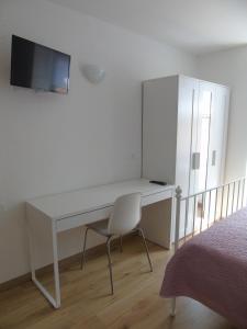 A television and/or entertainment centre at Affittacamere SveMilla