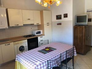 a kitchen with a table with a table cloth on it at Appartamento Balconcino su Lazise in Lazise