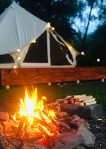 Gril dostupný pro hosty v luxury tent