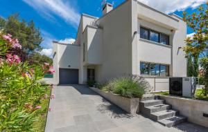 Casa blanca con entrada en Villa Laura Istarska, en Višnjan