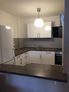 Una cocina con gabinetes blancos, un fregadero y un microondas. en Dream Apartment Wiesbaden City 2 Room Kitchen Bath Balkon Maximum 5 Person, en Wiesbaden