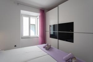 Televízia a/alebo spoločenská miestnosť v ubytovaní Private Holliday Apartment