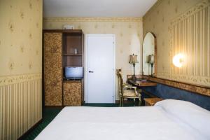 Postel nebo postele na pokoji v ubytování Hotel Villa Pigalle