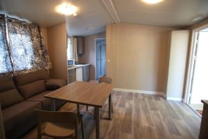 Kuchyň nebo kuchyňský kout v ubytování Bungalows y Mobil Homes Camping Regio