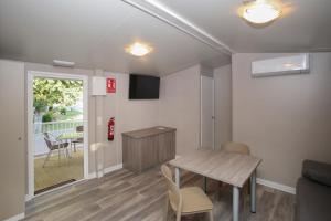 TV a/nebo společenská místnost v ubytování Bungalows y Mobil Homes Camping Regio