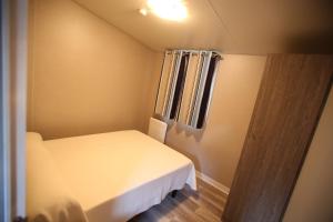 Postel nebo postele na pokoji v ubytování Bungalows y Mobil Homes Camping Regio