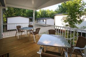 Balkón nebo terasa v ubytování Bungalows y Mobil Homes Camping Regio
