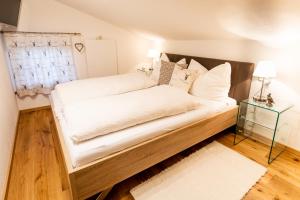 Posteľ alebo postele v izbe v ubytovaní Holiday im Gästehaus Warter in Altenmarkt