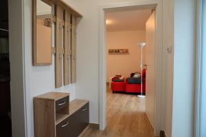 przedpokój z salonem z czerwoną kanapą w obiekcie Apartmán Bezkov 108 w mieście Bezkov