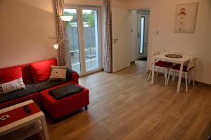 salon z czerwoną kanapą i stołem w obiekcie Apartmán Bezkov 108 w mieście Bezkov