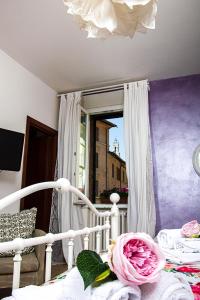 een slaapkamer met een bed met een roze bloem erop bij B&B Le Camere di Livia in Siena