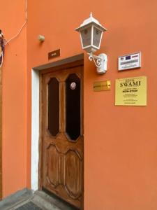 un edificio arancione con una porta e una luce di Hotel Swami a Mělník