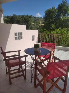 ein Tisch und zwei Stühle auf einer Terrasse in der Unterkunft Ankypy Studios in Kími + 31 Fotos