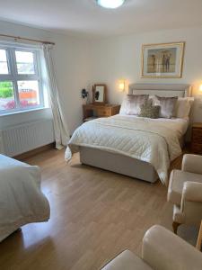 Un dormitorio con una cama grande y una ventana en Brooke Lodge Guesthouse, en Magherafelt