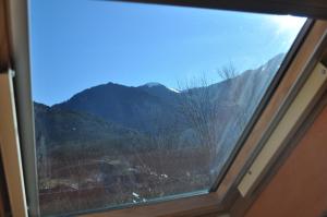 ventana con vistas a la montaña en Eco Gite La Grange en Fos