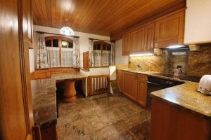 Ett kök eller pentry på Bezauberndes Haus für erholsame Ferien im Puschlav