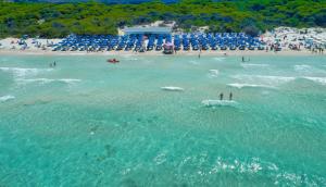 una vista aerea di una spiaggia con persone in acqua di Rivabella Deluxe Apartments a Rivabella