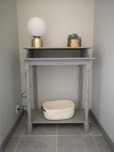 a shelf in a room with a bowl on a floor at LE DOMAINE DE COAT ROGAN, La chambre du Jaudy in Pommerit-Jaudy