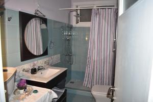 y baño con lavabo y ducha. en Napier Apartment, en Argostoli