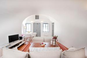 Televízia a/alebo spoločenská miestnosť v ubytovaní ANTELMI LUXURY VILLA