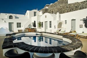 willa z basenem przed domem w obiekcie ANTELMI LUXURY VILLA w Firze