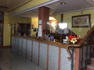 un vestíbulo con bar en un restaurante en Hotel VillaPaloma, en La Virgen del Camino