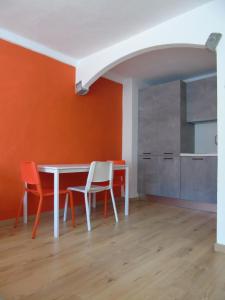 布魯尼亞托的住宿－Affittacamere SveMilla，一间厨房,里面配有桌椅