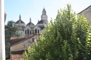 widok na kościół z drzewem na pierwszym planie w obiekcie Perhistorique w mieście Périgueux