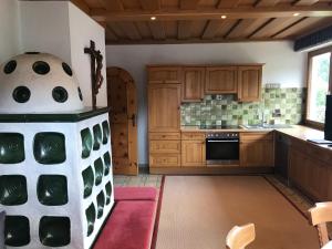 uma cozinha com armários de madeira e um grande fogão em Das Anja Sunleit`n em Filzmoos