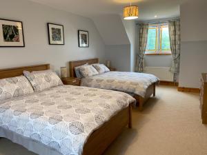 una camera da letto con due letti e una finestra di Grangeview House a Grange