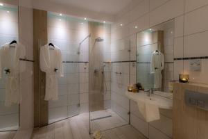 a bathroom with a shower and a sink at Hotel Bardo in Bardo