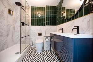 een badkamer met een bad, een wastafel en een toilet bij Maison Parfaite LS1 - Luxury City Centre Suites in Leeds