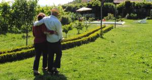 een man en een vrouw in het gras bij Casa de Cerqueda in Celorico de Basto