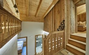 - un escalier dans une maison dotée de murs et de plafonds en bois dans l'établissement Chalet Dirndl und Buam, à Saalbach-Hinterglemm