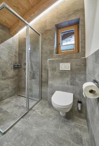 La salle de bains est pourvue d'une douche, de toilettes et d'un lavabo. dans l'établissement Chalet Dirndl und Buam, à Saalbach-Hinterglemm