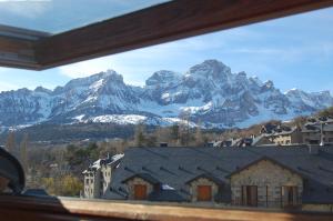 een uitzicht op een bergketen vanuit een huis bij Apartamentos Casa Patro in Tramacastilla de Tena