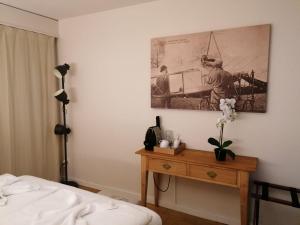 een slaapkamer met een bed en een foto aan de muur bij Easy-Living Buholz Hoch 12 in Luzern