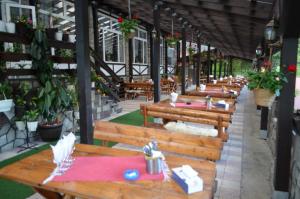 Hanul Izvorul Rece Sinaia tesisinde bir restoran veya yemek mekanı