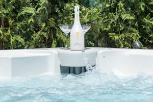 Nápoje v ubytovaní Villa Elena Deluxe mit Whirlpool und beheiztem Pool am Meer und wunderschönen Blick auf die Brijuni Inseln